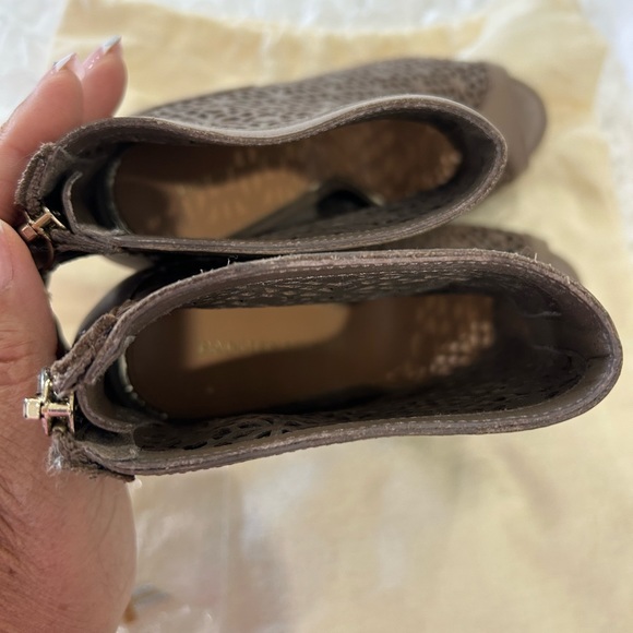 💥PRICE⬇️
 BADGLEY MISCHKA - High Heel Taupe Bootie - size 7 - - Picture 8 of 10